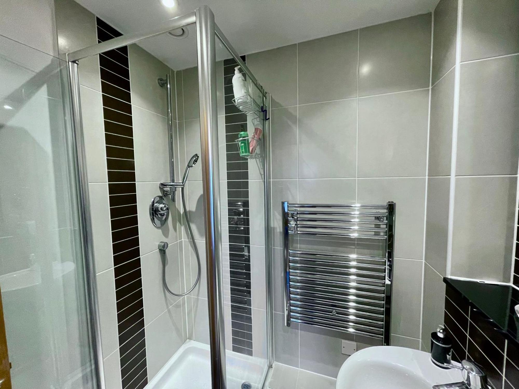 Luxury 2 Bedroom Apartment- Lake View - Free Parking - Wembley Stadium 5Km Londra Exterior foto
