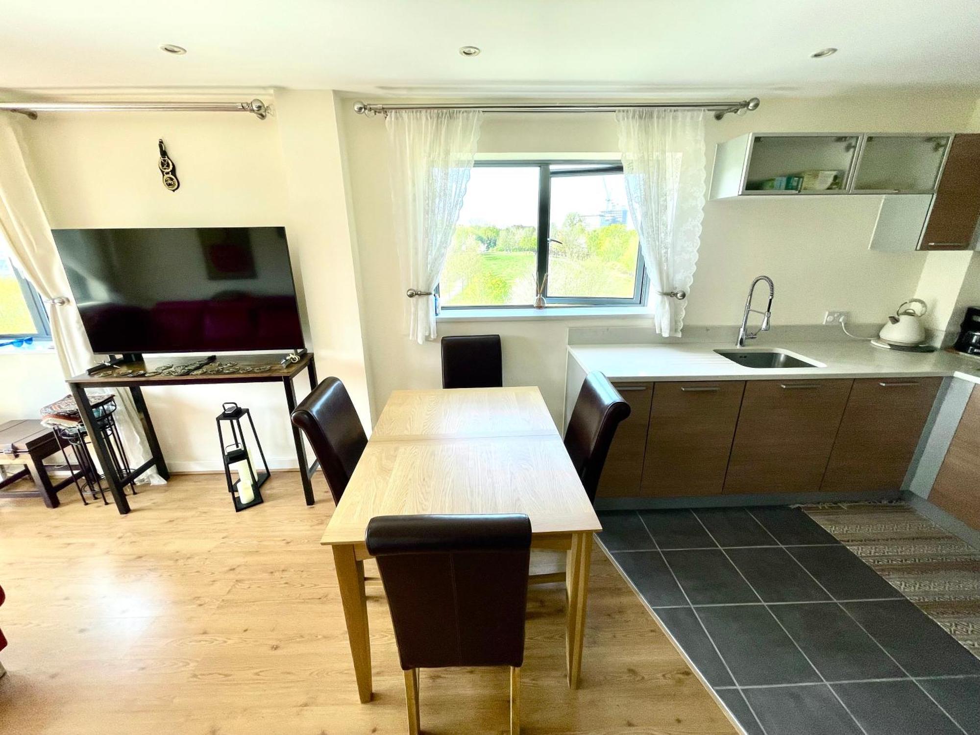 Luxury 2 Bedroom Apartment- Lake View - Free Parking - Wembley Stadium 5Km Londra Exterior foto
